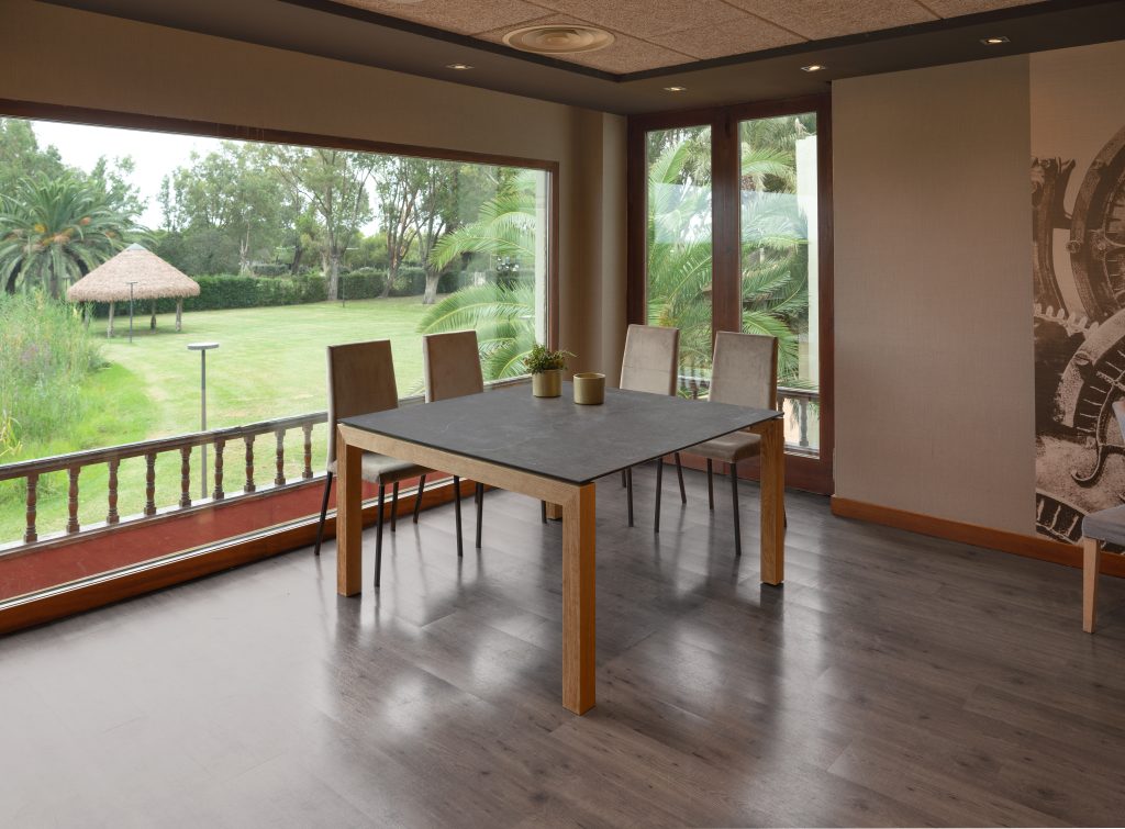 TABLE CHAMON PLATEAU DEKTON KELYA PIEDS CHENE R00 + CHAISES KATY